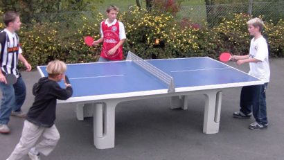 cavales compitiendo al ping pong