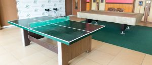 salón con mesa de ping pong barata