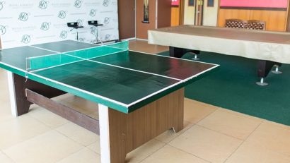 salón con mesa de ping pong barata