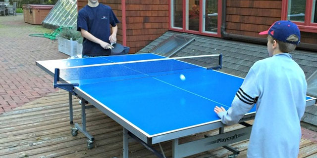 chavales jugando al ping pong