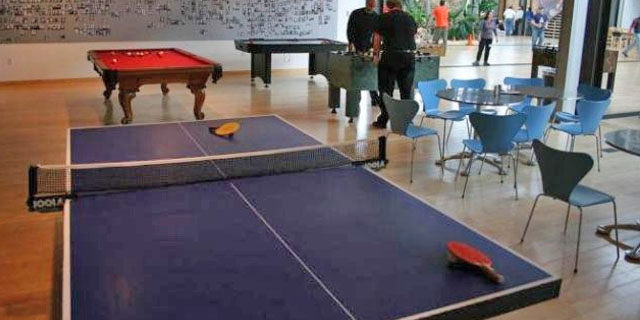 jugando al ping pong en salon social