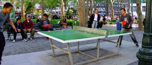 grupo de amigos jugando al tenis de mesa
