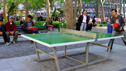 grupo de amigos jugando al tenis de mesa