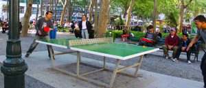 mesa de ping pong en espacio público