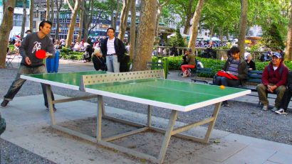 mesa de ping pong en espacio público