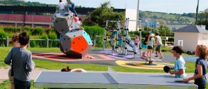 colegio de proimaria con mesa de ping pong y parque infantil