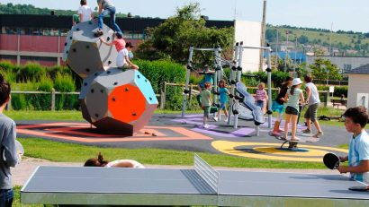 colegio de proimaria con mesa de ping pong y parque infantil