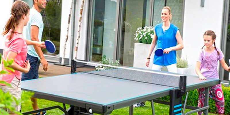 noiños jugando al ping pong en el parque