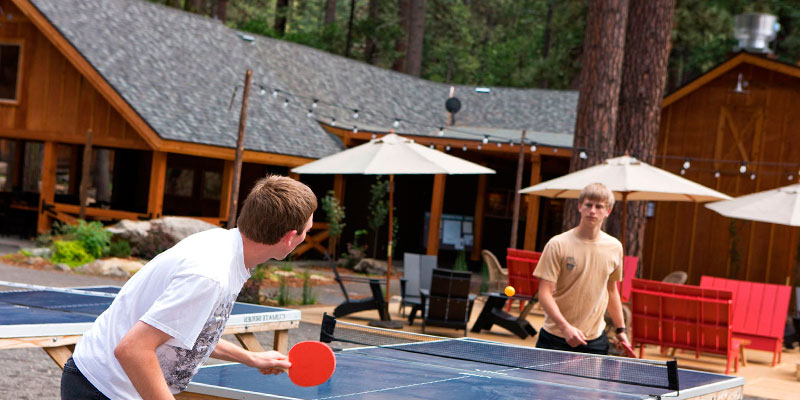 mesa de ping pong en casa rural de montaña