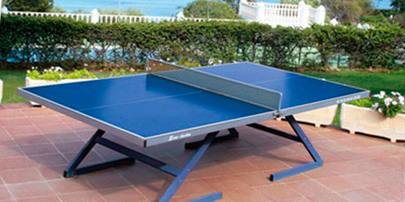 mesa de ping pong en camping junto al mar