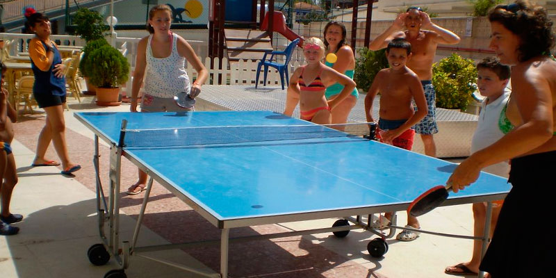 mesa de ping pong de exterior en el hotel