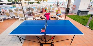 mesa de ping pong en apartamento con piscina
