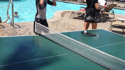 mesa ping pong con turistas del hotel