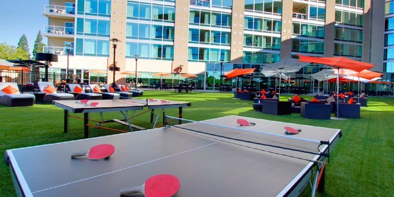 mesa de ping pong en hotel con piscina