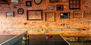 bar con mesa de ping pong