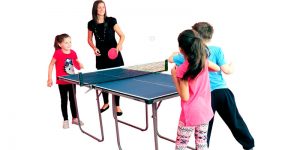 FAMILIA JUGANDO EN MESA PING PONG INFANTIL