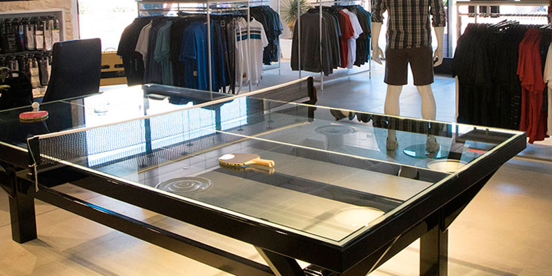 mesas de ping pong en tienda de ropa